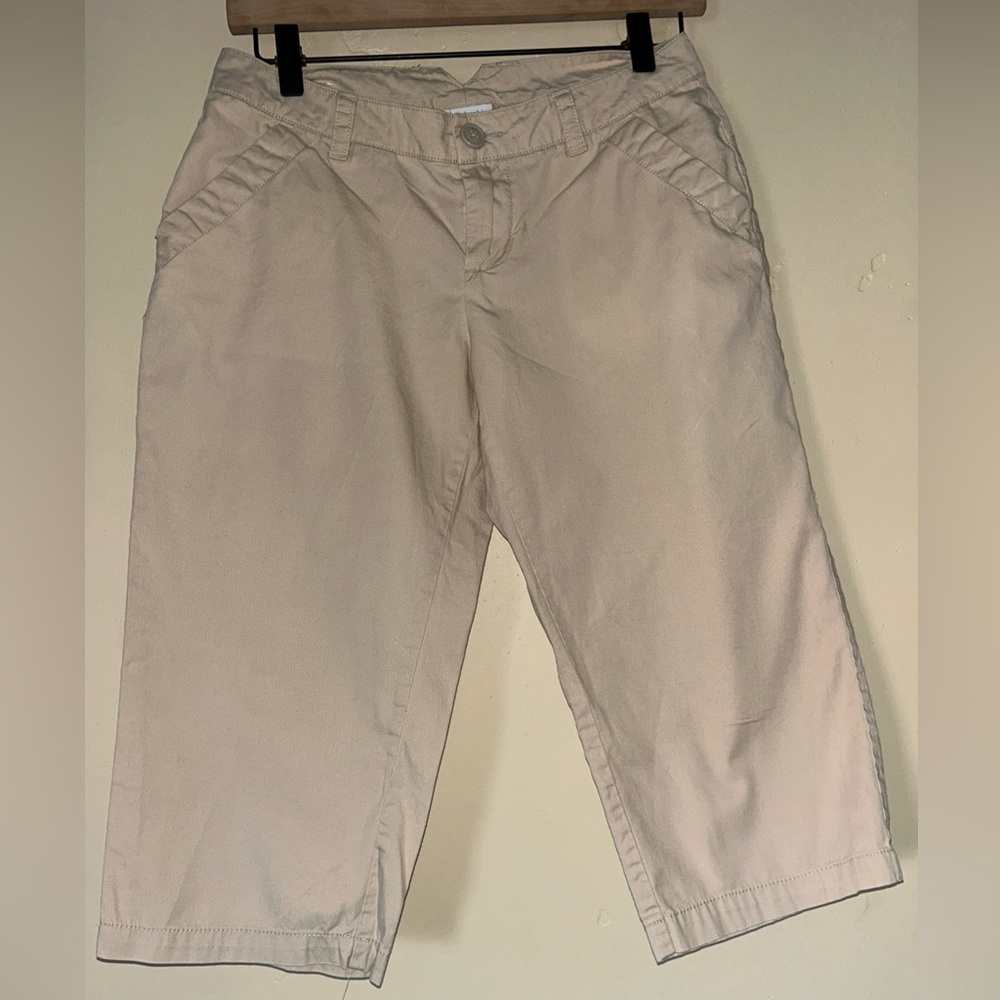 Columbia Women’s Light Tan Knee Length Capri Shorts Sz 2
